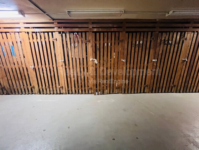 Building Photo - 1711 W Estes Ave