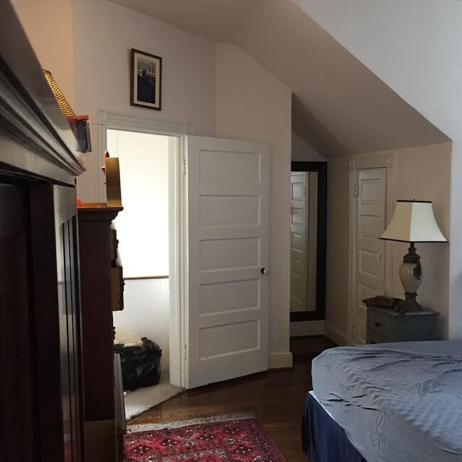 Building Photo - -- AVAILABLE SEPTEMBER 4TH -- 2 BR / 1 BA Beautiful Historic Carriage House on Monument Ave! Avai...