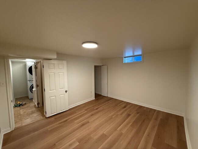 Building Photo - 948 Poinsettia Dr