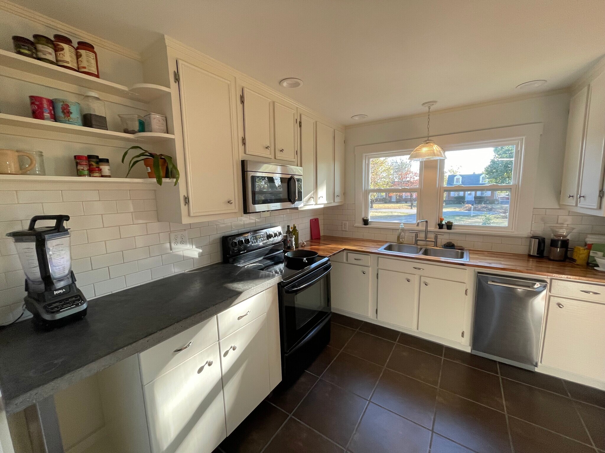 Building Photo - 129 Gordon Ter
