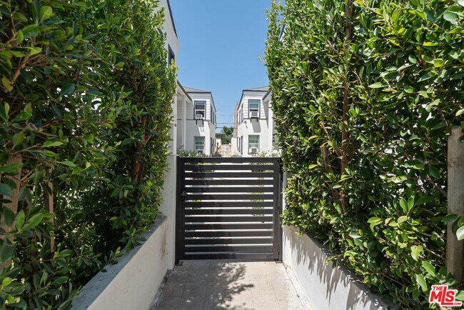 Building Photo - 833 1/4 N Alfred St