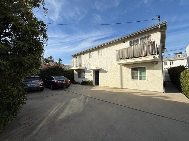 Back Unit - 10815 Kling St