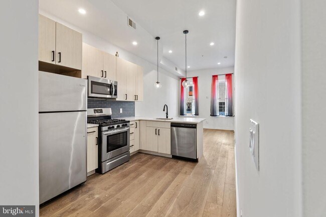 Building Photo - 2526 W Girard Ave