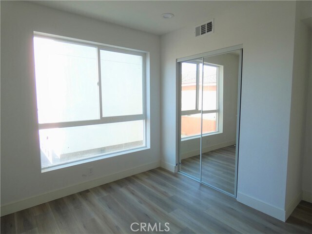 Building Photo - 2044 S Burnside Ave