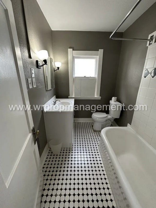 Building Photo - 3 Bed 1.5 Bath Home is West Toledo