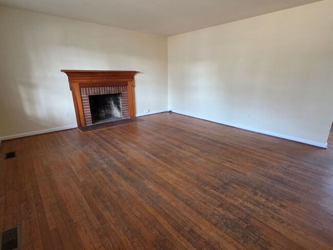 Building Photo - Move In Ready 3bd, 1.5bath Brick Ranch