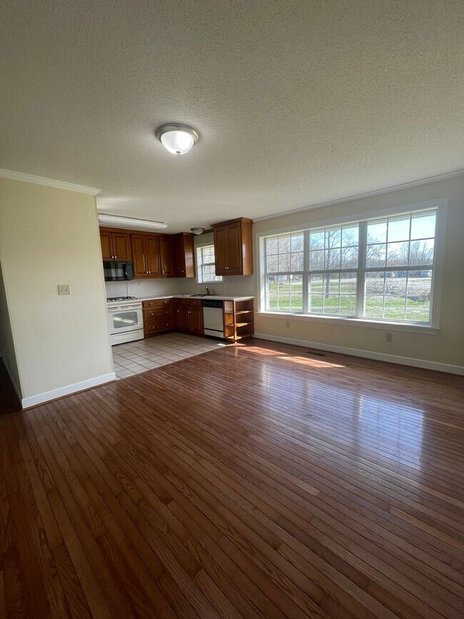 Building Photo - Spacious country home for lease