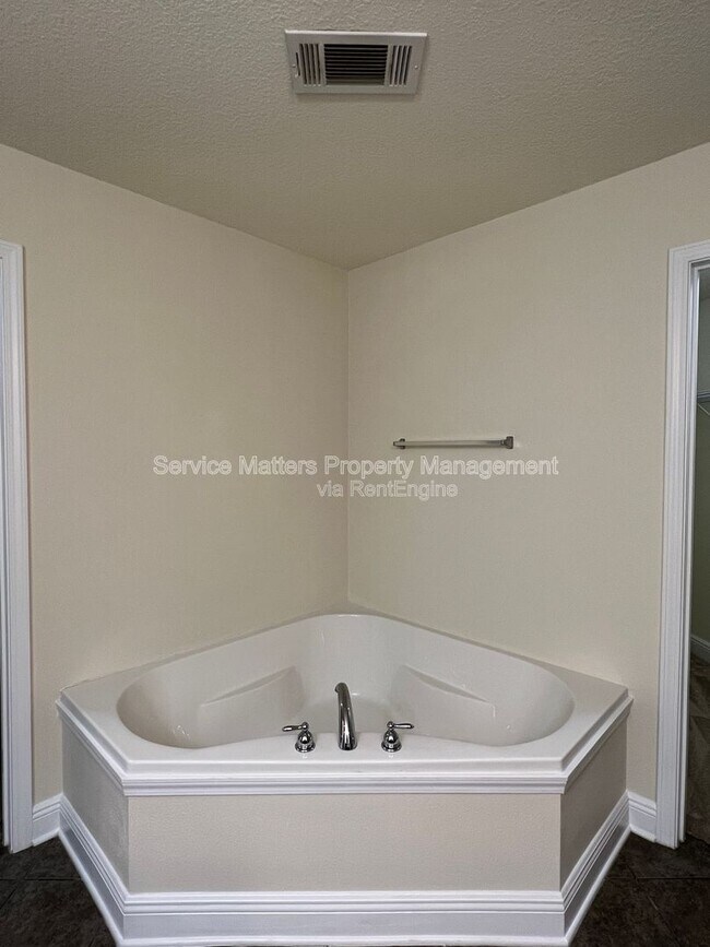 Building Photo - 7037 Season Dr