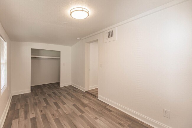 Building Photo - 808 N Palmway