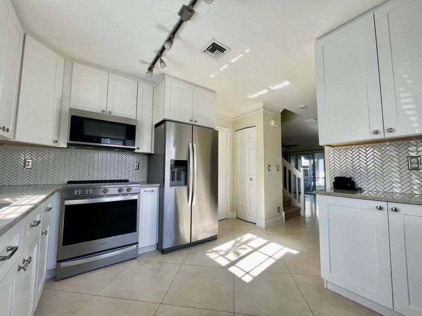 Building Photo - 1146 SW 44th Way
