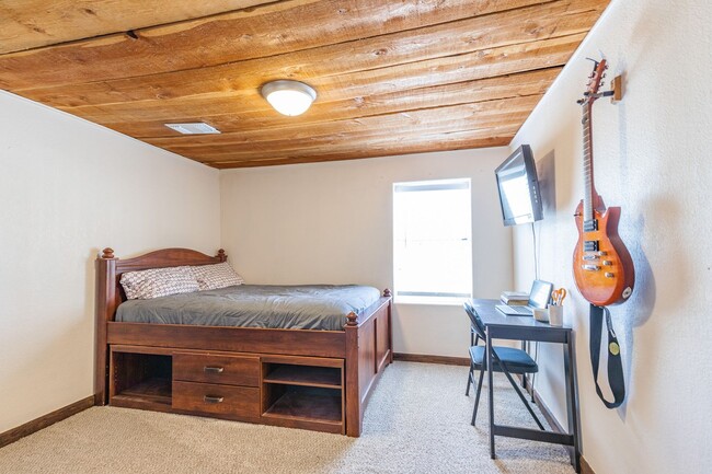Building Photo - Private 3 bedroom, 1 bath with Large Fenced-in Backyard