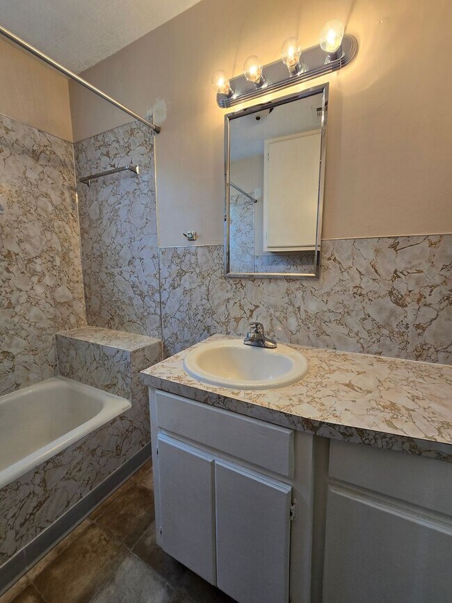 Building Photo - 3 Bedroom 2 Bath home in Asher!