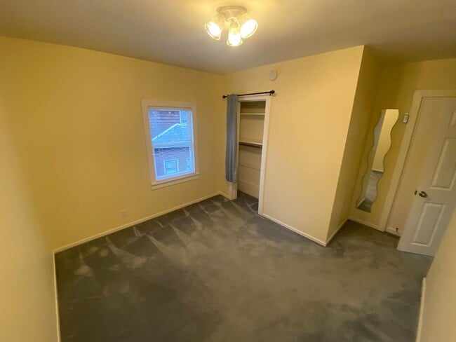 Building Photo - Advent - Gorgeous 5 Bedroom Home With Front/Backyard, Driveway & Washer/Dryer!