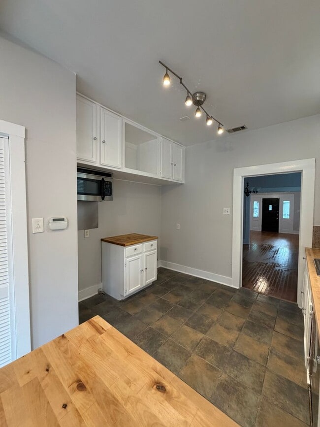 Building Photo - Stylish 2/2 Bungalow with Modern Kitchen & Spacious Backyard