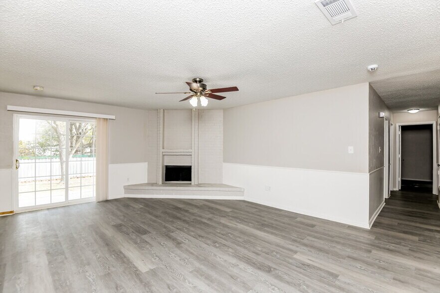 Building Photo - 2321 Oakside Dr