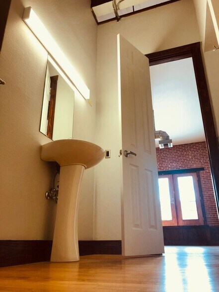 Building Photo - 115 E Tyler