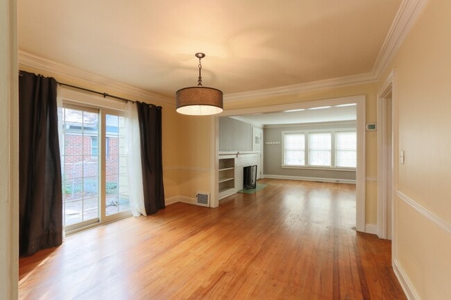 Building Photo - Spacious & Updated in Brookside! ALL appliances included!