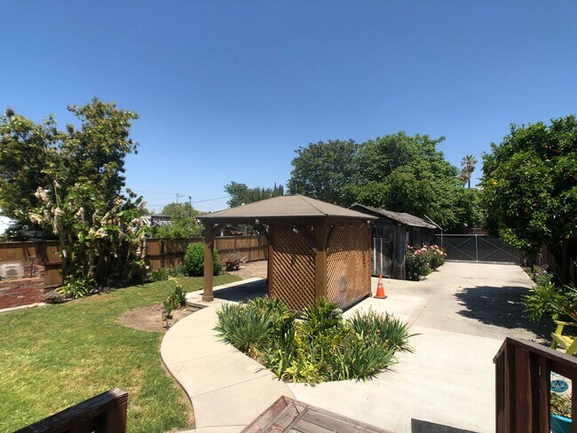 Building Photo - Classic Craftsman Style Home