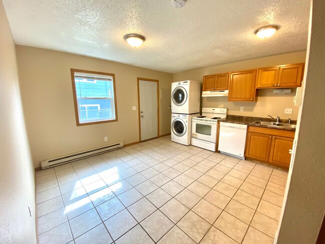 Building Photo - 3 Bedroom Duplex in North Fargo!