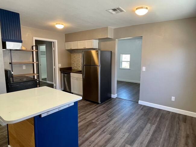 Building Photo - Updated and Spacious 2 bed 2 bath in the P...