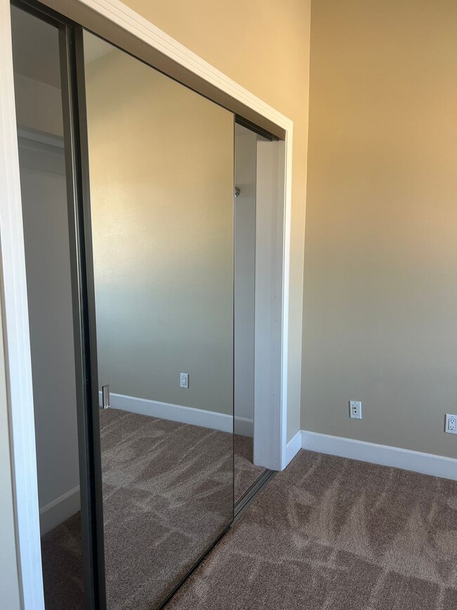 Building Photo - Modern 2-Bed, 2.5-Bath Townhome in Gardena...