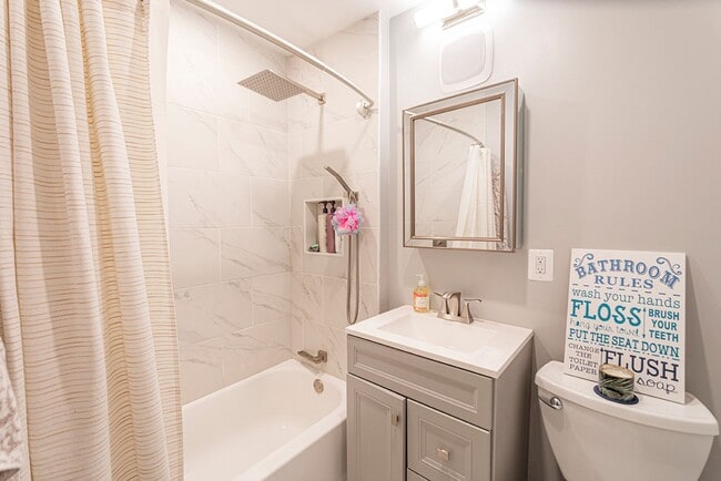 Building Photo - Fitler Square Three Bed Home