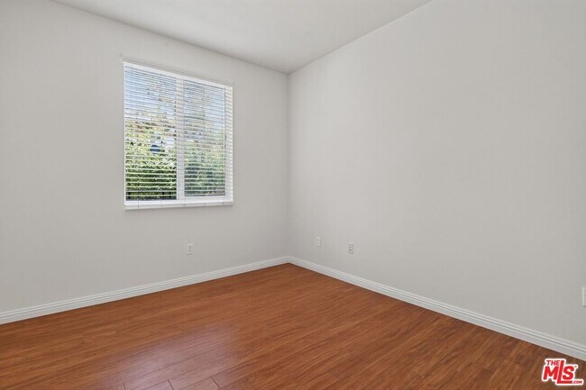 Building Photo - 360 W Ave 26