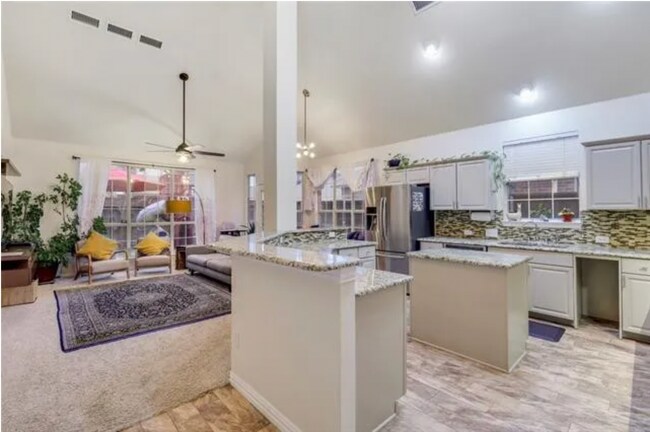 Building Photo - 8925 Lakewood Dr