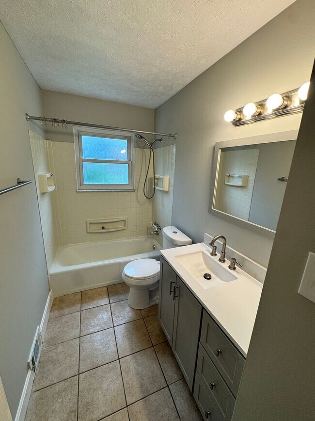Building Photo - Spacious 4 Bedroom in Fern Creek