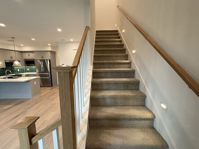 Building Photo - Modern 3BR/3BA Townhome in Prime Mountain View Location