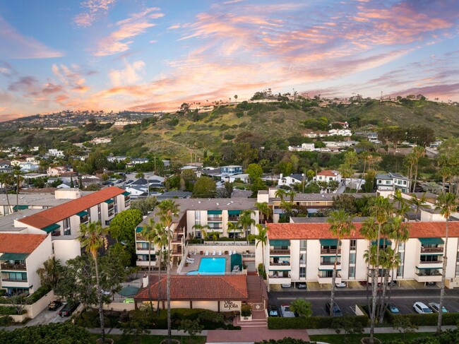 Building Photo - 6333 La Jolla Blvd