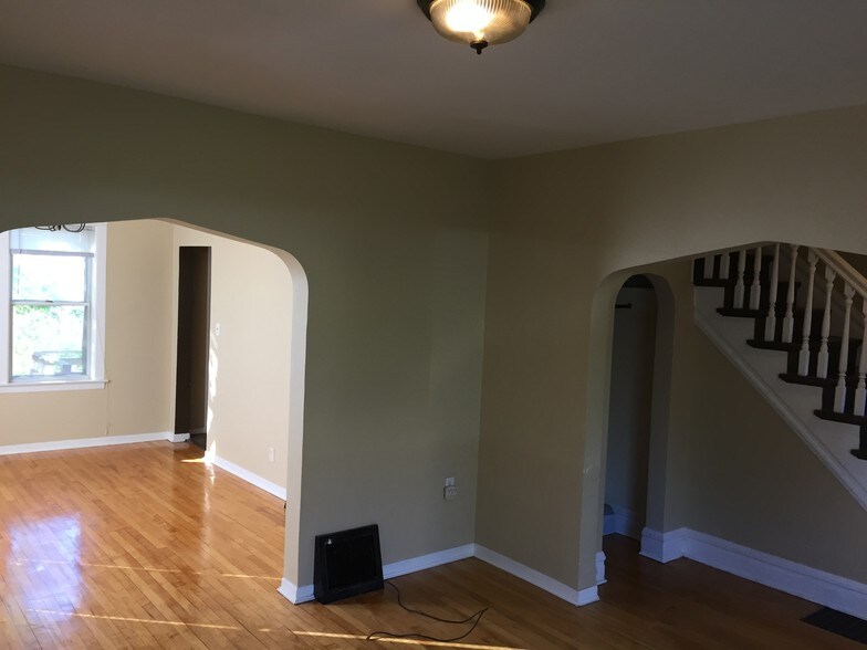 Building Photo - 926 E 8th St