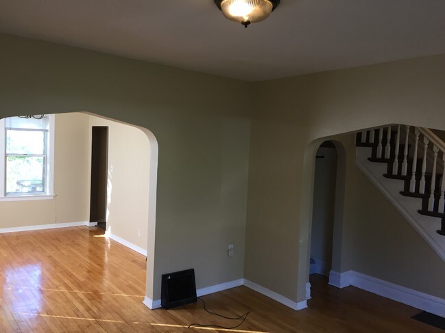 Building Photo - 926 E 8th St