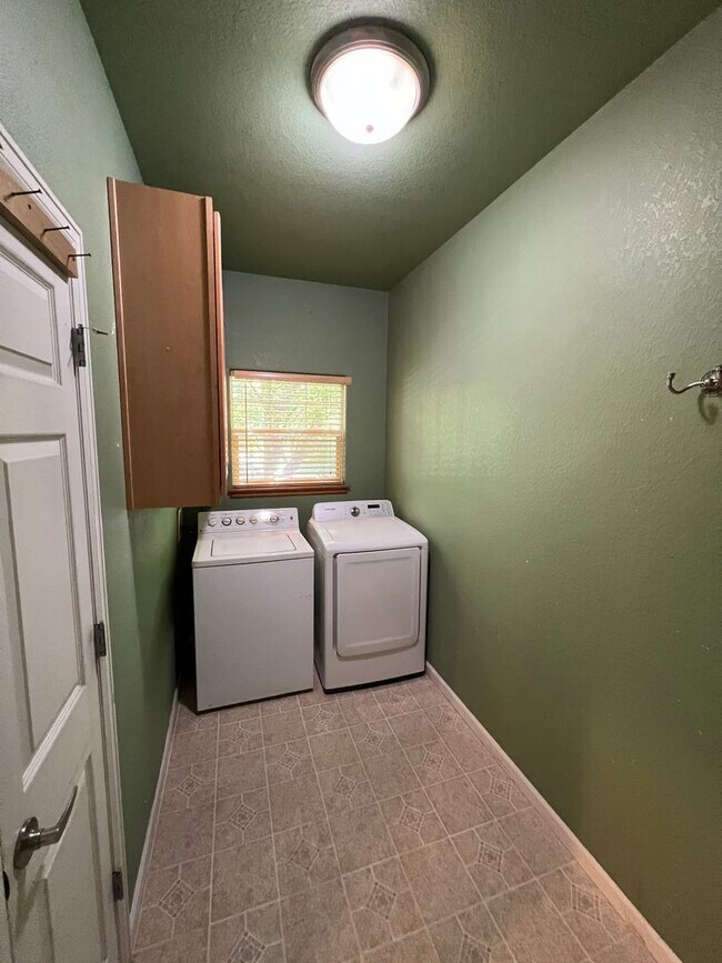 Building Photo - 3 bed 3.5 Bath with Bonus Studio Suite Above Detached Garage!