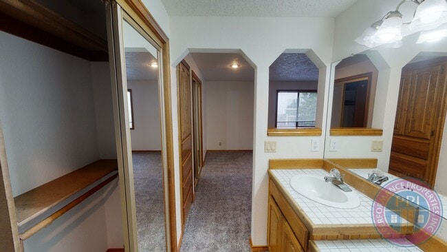 Building Photo - Summerlake Park - Prime Tigard Location, S...
