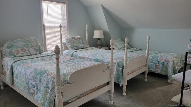 Building Photo - 702 E Broadway