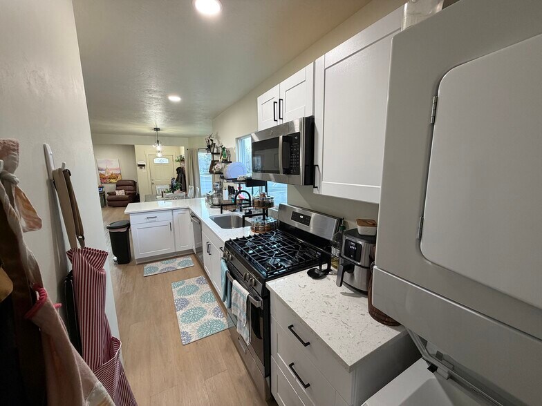 Building Photo - 201 S 400 E