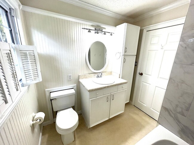 Building Photo - Weaverville - Clean and Tidy! Home Office,...