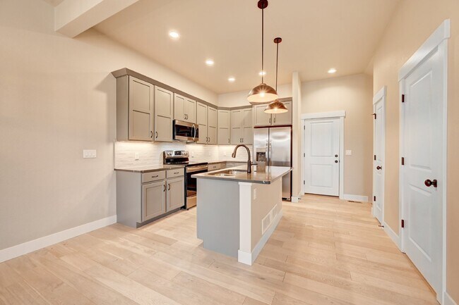 Building Photo - $2,350.00 - 2 Beds, 2.5 Baths, Townhouse i...