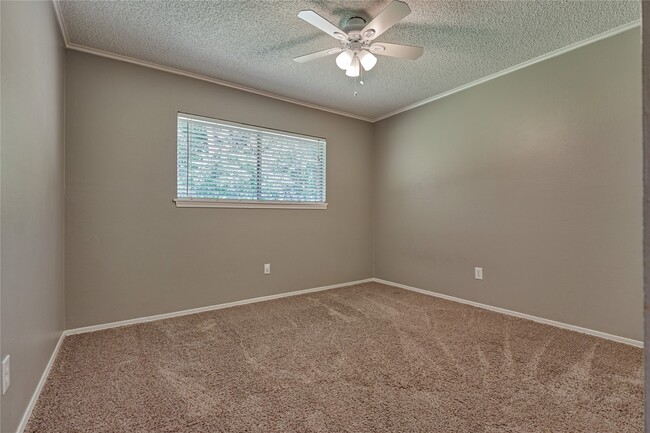 Building Photo - 3122 Village Park Dr