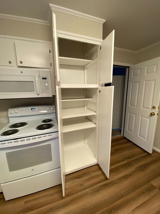 Building Photo - Coming Available July 2025 – Spacious 3BR/...