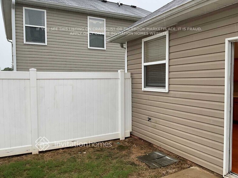 Building Photo - 3917 Cutler Donahoe Way
