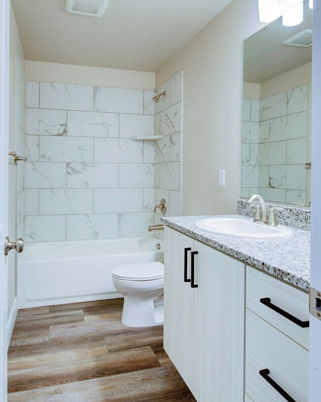 Building Photo - Like new 3 bedroom, 2.5 bathroom townhome in Cedar City!