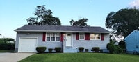 Building Photo - Gorgeous 3 bedroom 2 bath rancher!