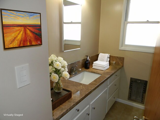 Building Photo - 1104 E Everett Pl