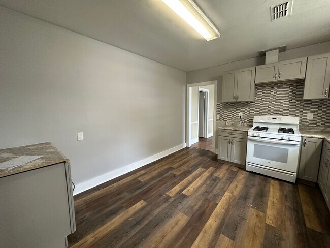 Building Photo - Great Brick Home
