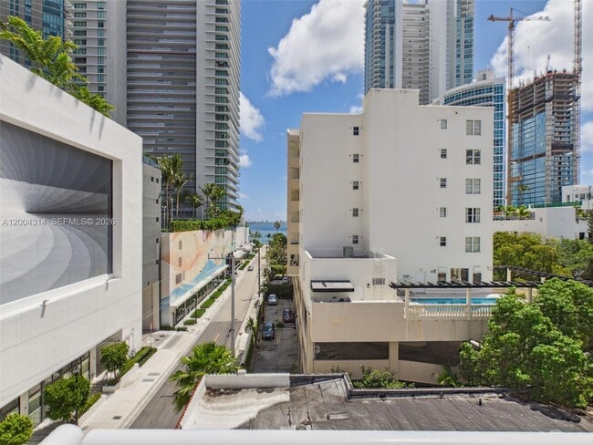 Building Photo - 425 NE 30th St