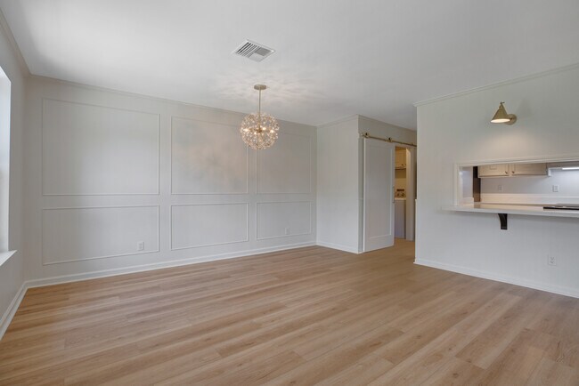 Building Photo - 301 Kingston Dr