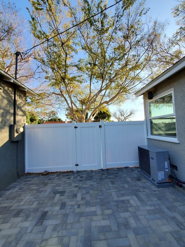 Building Photo - 10682 Center Dr