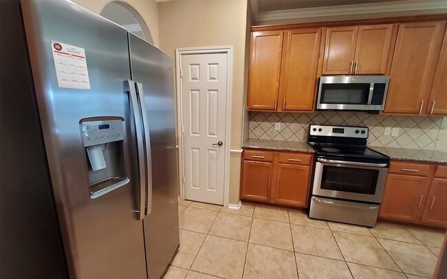 Building Photo - 25047 Lenora Dr